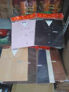 Bộ đồ giấy sơ mi màu vàng mã có trang sức cho thanh niên và đàn ông