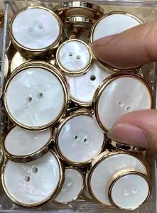 5 Nút vét 2 lỗ bọc xi vàng.