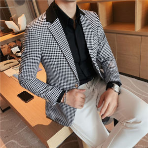 Vest nam áo vets nam chất liệu Polyester được làm từ chất vài Caro. Dày dặn trẻ trung phong cạch lịch lãm. Áo được làm 2 lớp mã H68