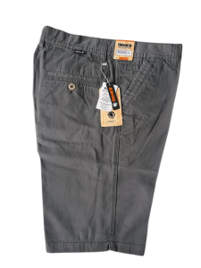 Celana chinos pendek yang terbuat dari bahan tebal