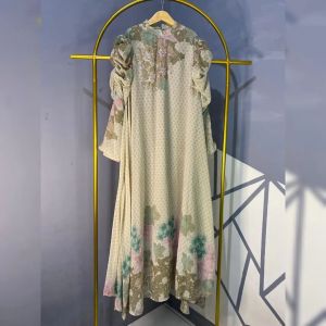 Arsyila dres Terbaru 2024 FREE hijab bahan ceruty motif plus hijab tangan kancingful motif sampai belakangseleting belakangaplikasi payet mutiaravariasi tangan kerut.ukuran XL LD 110 cm pj 138cm.warna:sagelavendermoccablue