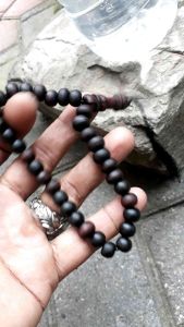 tasbih 33 kayu unik berdiri di dalam air