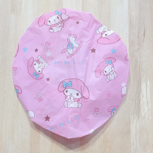 🛀หมวกคลุมผมอาบน้ำของเราคือทางออก! หมวกคลุมผม SANRIO งานวัสดุ PE ตัวยางคลุมไม่เจ็บหัว ออกแบบมาให้สวมใส่สบาย ไม่รัดศีรษะจนเกินไป