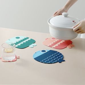 Yemi_Q แผ่นฉนวนกันความร้อนป้องกันการลวกการ์ตูนปลาอ้วน ของใช้ในครัวเรือนบนโต๊ะอาหาร ที่รองแก้วแผ่นรองชามน่ารัก พร้อมส่ง