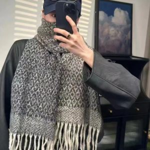 ELIN เส้นใยอะคริลิก ผ้าพันคอถักไล่ระดับสี ชุดกระโปรงยาว อบอุ่นและอบอุ่น ผ้าคลุมไหล่หนาสีตัดกัน ของขวัญสำหรับเด็ก สไตล์เกาหลีแบบ ผ้าพันคอพู่สองด้าน ฤดูหนาวในฤดูหนาว