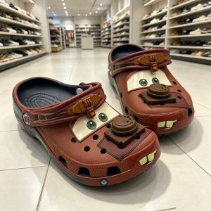 Crocs New co-branded McQueen cartoon childrens parent-child style clogs for outdoor beach use