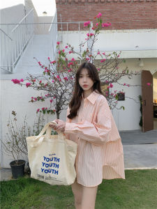 Mai Lang เสื้อเชิ้ตแขนยาว เชิ้ตลำลอง ลายริ้ว ลายทาง ดีไซน์สวย สไตล์เกาหลี สีสันสดใสคัลเลอร์ฟูลมาก มี 2 สีให้เลือก สาวๆควรมีติดตู้ แมทช์ได้หลายลุค