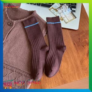 QUNED ถุงเท้าแบบมีแถบสีแบบย้อนยุคสำหรับผู้หญิงถุงเท้ายาวปานกลางอบอุ่นสำหรับฤดูหนาวถุงเท้าใส่ในบ้านแบบเนื้อนุ่มหนาสไตล์เกาหลี