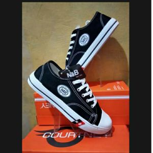 SEPATU NB/SEKOLAH SD/SMP/SMA..TERBUAT DARI BAHAN KANFAS..SERBA GUNA/HITAM PUTIH