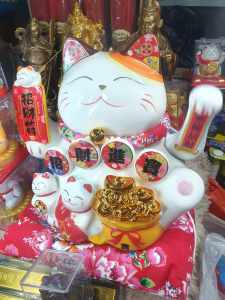 Maneko-Niko Large Decor Ornaments - Japanese Beckoning Cat Figurine for Prosperity and Good Luck - Ceramic Evil