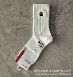 original lululemon Lulu Mens Embroidered Mid-Calf Socks Classic Black White Gray Solid Color Cotton Socks Sports Trendy Socks