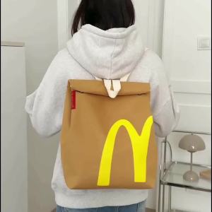 กระเป๋าเป้สะพายหลัง McDonalds ถุงกระดาษกระเป๋าชีสหญิงกระเป๋าความจุขนาดใหญ่กระเป๋าเป้สะพายหลังสไตล์เดียวกันสำหรับนักศึกษา