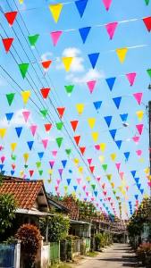 Bendera Segitiga Hari Sukan 100m 150 Keping Warna-warni Hiasan Karnival Sekolah Acara Sukan & Rumah Sukan