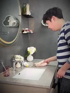 AU All-copper mechanical arm faucet universal rotating design suitable for washbasins sinks and bathroom countertops for both hot and cold water