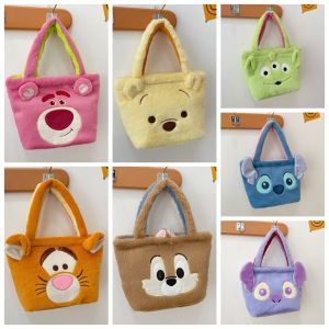 DVFDA การ์ตูนลายการ์ตูน กระเป๋าถือตุ๊กตา Kuromi ตะเข็บตะเข็บตะเข็บ หมีวินนี่ ถุงหมีสตรอเบอร์รี่ แบบพกพาได้ กระเป๋าตุ๊กตาผ้า สาวๆ