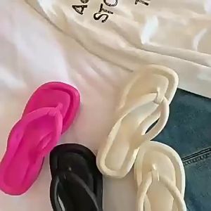 [Free Shipping] Height-Increasing Thick-Soled Flip-Flops for Women Summer Indoor and Outdoor Beach Sandals Non-Slip and Wear-Resistant Wedge Heel Flip-Flops