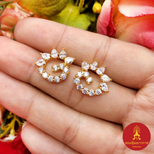 ต่างหูทองฝังพลอย แบบปักก้าน ขนาด 1.5x1.5 ซม. งานสวย ชุบทอง ใช้ได้ทุกโอกาส ต่างหูผู้หญิง เรียบหรู รูปถ่ายจากสินค้าจริง