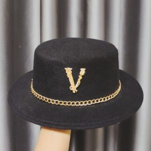 Mũ Dạ Nỉ Đỉnh Bằng Viền Xích Phối Tag V