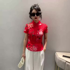 Ammin 2024 Mùa Hè Phong cách Trung Quốc mới cảm giác thiết kế có khóa cổ đứng tay ngắn màu đỏ nhuộm kiểu cột thắt Áo thun in hình nữ kích thước lớn in hoa áo giản dị