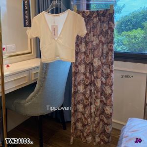 B21100 Set 2 ชิ้น เสื้อครอปคอวี + กางเกงขายาว Set of 2 pieces: V-neck crop top + long pants.