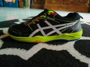 Sepatu sneaker running badminton pria terlaris
