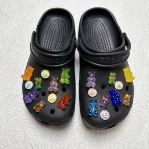 ชุด Crocs Jibbitz 22ชิ้น/เซ็ตสวยงามหัวเข็มขัดรองเท้าสุดสร้างสรรค์ชุดหมีโปร่งใสตกแต่งโซ่รองเท้าสีถอดได้สำหรับ Crocs