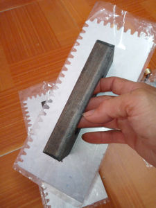 Bàn bả răng cưa tà lột Bàn kéo (gạt) vữa Bay răng cưa ốp lát gạch tự san bằng thép đẳng chủng không rỉ đàn hồi tốt