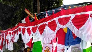 bendera background merah putih polos panjang 9 meter 10 gelombang (YKS)