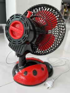พัดลมในภาพที่คุณแนบมาเป็น พัดลมตั้งโต๊ะลายเต่าทอง (Ladybug Design Table Fan)