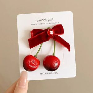 กิ๊บติดผมรูปโบว์เชอร์รี่กำมะหยี่สีแดง4ชิ้นผู้หญิงหญิงสาวของตกแต่งผลไม้แบบชนบทกิ๊ฟติดผมทับทิมวินเทจปีใหม่ของขวัญปิ่นประดับผม