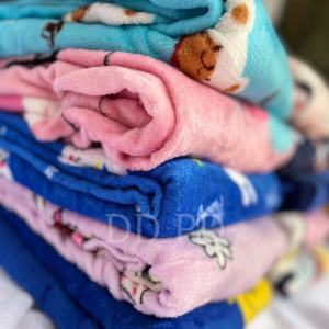 ผ้าห่ม พร้อมกระเป๋าซิปฟรี ผ้าห่มนาโนลายน่ารัก เย็บเก็บขอบ มีให้เลือก2ขนาด