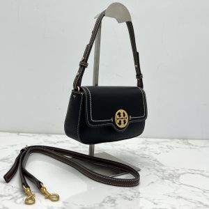 T-style single-shoulder bag made of sheepskin with a crossbody strap a flip-top cover a zipper closure and a handbag design. It can also be carried as a tote bag