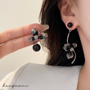 Bông tai bất đối xứng hình hoa đính đá tông màu đen cực sang trọng và huyền bí