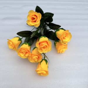 Hoa Giả .Cụm hoa hồng nụ 10 bông .dùng trang trí nhà cửa. cắm bình cắm cổng cưới