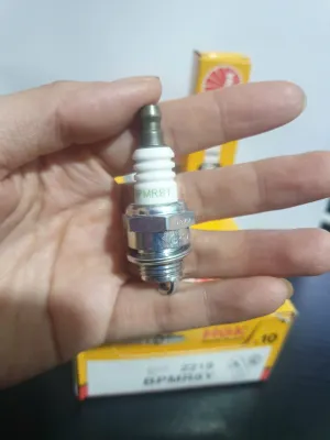 ( BPMR8Y - SIÊU CẤP) BUGI NGK 2 THÌ CHUYÊN DÙNG CHO MÁY CẮT CỎ TJ53/TJ45