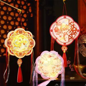 CEMOMEF สไตล์จีนจีน โคมไฟพกพางูปี2025 แบบดั้งเดิมดั้งเดิม พีวีซีพีวีซี โคมไฟมือถือเด็ก โคมไฟเฉลิมฉลอง พร้อมริบบิ้น โคมไฟส่องสว่างปีใหม่ ของตกแต่งบ้านปีใหม่