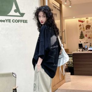T-Shirt Wanita Lengan Pendek Hitam Motif Bumi & Huruf Keren - Katun Adem Premium Tren 2025  Desain Streetwear Oversize Slim Fit  Baju Seksi Musim Panas Bahan Tipis Seperti Sutra Es  Gaya Vintage Amerika Streetwear Santai Kerah  Bulat  Nyaman  Tops