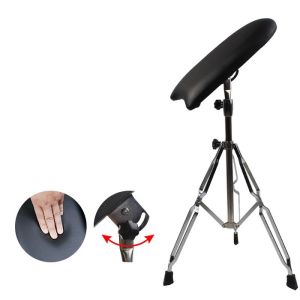 Kê tay inox sáng bóngtrong xăm hình nghệ thuật.