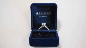 เปลี่ยนแปลงแหวนเพชรเม็ด [รูปแบบ Emma ] พร้อมตัวเรือนเงินแท้ 925 ชุบทองคำขาว [ 1 กะรัต ] - ความหนึ่งในถุง