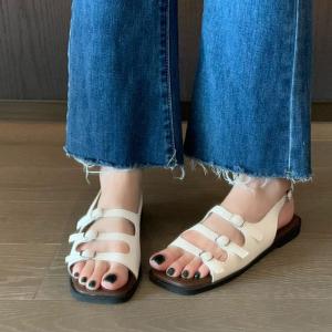 มาแรงในรุ่น รองเท้าแตะแฟชั่นเกาหลี สไตล์รัดส้น เรียบหรูดูปัง ใส่แล้วเท้าสวยมากขับผิวสุด ดีเทลสายคาดน่ารักดีต่อใจ สวมง่ายใส่สบาย น้ำหนักเบาบอกเลยว่าต้องมี