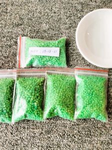 NPK 17-17-17 loại 4 túi nhỏ Chuyên dùng cho các vùng đất phèn đất bạc màu đất thiếu dinh dưỡng giúp hạ phèn rất hiệu quả phòng ngừa hiện tượng cây bị vàng lá.