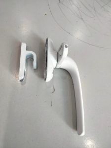 Tay gài chốt cửa đi cửa sổ nhôm hệ màu trắng