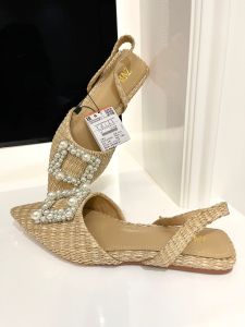 Sepatu Flat Mules ZR Flower: Desain Floral yang Nyaman & Elegan\\n\\n Apa itu Sepatu Flat Mules ZR Flower?\\n\\nSepatu Flat Mules ZR Flower adalah sepatu wanita desain floral yang dirancang dengan fokus pada kenyamanan dan elegansi. Dengan desain yang indah dan inspiratif, sepatu ini menawarkan tampilan yang menarik dan nyaman untuk berbagai kesempatan sehari-hari.\\n\\n Sejarah dan Inspirasi Desain\\n\\nSejak awal, Sepatu Flat Mules ZR Flower dibuat dengan tujuan memberikan pengalaman berjalan yang nyaman dan menarik bagi wanita. Desainnya terinspirasi oleh keindahan alam, khususnya bunga-bunga yang menawan.\\n\\n Keunggulan Sepatu Flat Mules ZR Flower\\n\\nSepatu Flat Mules ZR Flower memiliki beberapa keunggulan, antara lain:\\n\\n- Desain floral yang menarik dan elegan\\n- Bahan berkualitas tinggi untuk kenyamanan maksimal\\n- Ukuran yang pas dan cocok untuk berbagai bentuk kaki\\n- Cocok digunakan dalam berbagai kesempatan sehari-hari\\n\\n Bagaimana Memilih Sepatu Flat Mules ZR Flower yang Tepat?\\n\\nUntuk memilih Sepatu Flat Mules ZR Flower yang tepat, ada beberapa hal yang perlu dipertimbangkan:\\n\\n Ukuran dan Bentuk Kaki\\n\\nPastikan ukuran sepatu sesuai dengan bentuk kaki Anda. Sepatu yang terlalu besar atau terlalu kecil dapat mengganggu kenyamanan saat berjalan.\\n\\n Warna dan Motif\\n\\nPilih warna dan motif yang sesuai dengan gaya Anda dan kebutuhan sehari-hari. Sepatu Flat Mules ZR Flower memiliki berbagai pilihan warna dan motif yang menarik.\\n\\n Cara Menggunakan Sepatu Flat Mules ZR Flower dalam Kehidupan Sehari-hari\\n\\nSepatu Flat Mules ZR Flower dapat digunakan dalam berbagai kesempatan sehari-hari, antara lain:\\n\\n Sepatu Casual untuk Sehari-hari\\n\\nSepatu ini cocok digunakan sebagai sepatu casual untuk aktivitas sehari-hari, seperti berjalan-jalan di taman, belanja, atau bepergian ke tempat-tempat umum lainnya.\\n\\n Sepatu Flat untuk Acara Sehari-hari\\n\\nSelain sebagai sepatu casual, Sepatu Flat Mules ZR Flower juga cocok digunakan dalam acara-acara sehari-hari yang lebih formal, seperti pertemuan bisnis atau acara sosial.\\n\\n Tips Memilih Sepatu Nyaman dan Elegan\\n\\nBerikut adalah beberapa tips untuk memilih sepatu nyaman dan elegan:\\n\\n Kriteria Penting dalam Memilih Sepatu Nyaman dan Elegan\\n\\n- Desain yang menarik dan elegan\\n- Bahan berkualitas tinggi untuk kenyamanan maksimal\\n- Ukuran yang pas dan cocok untuk berbagai bentuk kaki\\n- Cocok digunakan dalam berbagai kesempatan sehari-hari\\n\\n Rekomendasi Sepatu Wanita Desain Floral\\n\\nUntuk Anda yang mencari sepatu wanita desain floral yang nyaman dan elegan, Sepatu Flat Mules ZR Flower adalah pilihan yang tepat.\\n\\n Kesimpulan\\n\\nSepatu Flat Mules ZR Flower adalah sepatu wanita desain floral yang menawarkan kenyamanan dan elegansi dalam satu paket. Dengan berbagai pilihan warna dan motif yang menarik, sepatu ini cocok digunakan dalam berbagai kesempatan sehari-hari.\n}