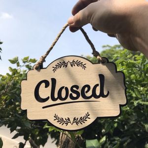 Bảng gỗ treo tường trang trí chỉ dẫn chữ open - closed. Tranh gỗ treo tường nhận thiết kế theo yêu cầu