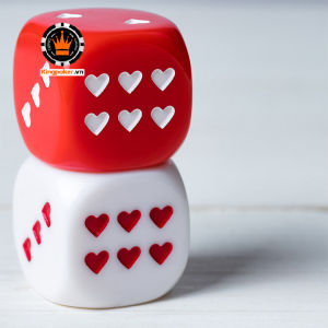 Bộ 2 viên xúc xắc nút trái tim đỏ trắng 25mm cao cấp