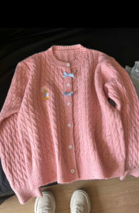 Áo khoác cardigan thừng phối tiêu thêu gấu khuy hoa ngọt ngào phong cách thời trang