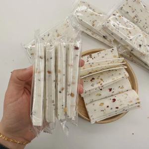 Bánh Lát Mây nhiều lớp trắng tinh với nhiều hạt đầy đủ dinh dưỡng no lâu phù hợp với người ăn kiêng giảm cân