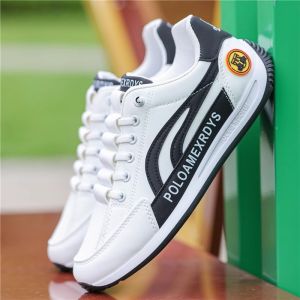 เชือกผูกตัวอักษรแฟชั่น รองเท้าสีขาวเรียบง่าย รองเท้าวิ่งผู้ชาย รองเท้ากีฬาสไตล์เกาหลีระบายอากาศและสะดวกสบายเฉพาะตัว จัดส่งที่รวดเร็ว