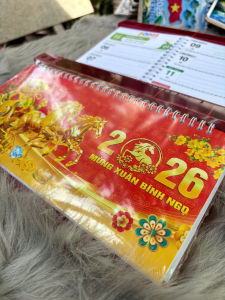 Lịch chữ A để bàn 2026 đế nhựa loại ngang kích thước 13x28cm hoặc 17x28cm