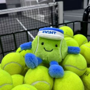 LANGJ การ์ตูน ตุ๊กตาเทนนิสพวงกุญแจ ตุ๊กตายัดไส้ ขนฟู ห้อยกุญแจเทนนิสผ้าขนฟู จี้กระเป๋า นุ่มนวล จี้ตุ๊กตาเทนนิส ของขวัญสำหรับเด็ก